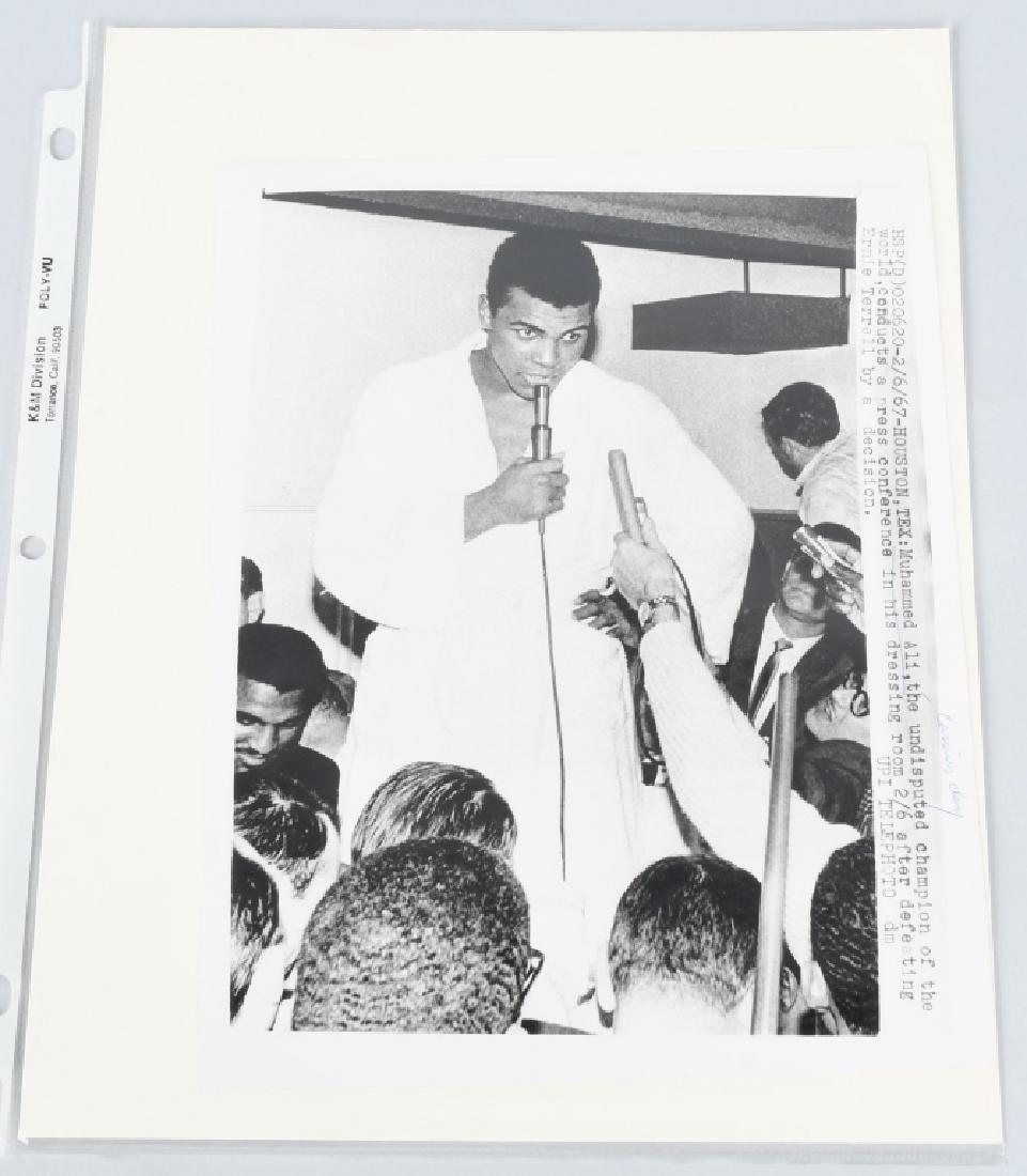 ORIGINAL WIRE PHOTO MUHAMMAD ALI (1 of 2)