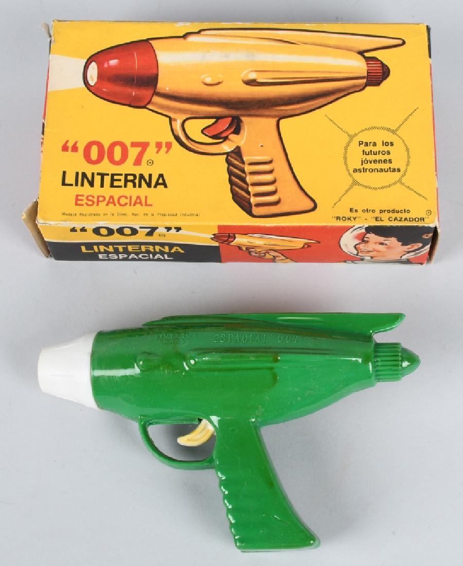 007 LINTERNA ESPECIAL SPACE GUN Battery Op w/ BOX: New Old Stock 007 Light Up Space Gun. Made in Argentina. Boxed. 7 1/2" Near Mint