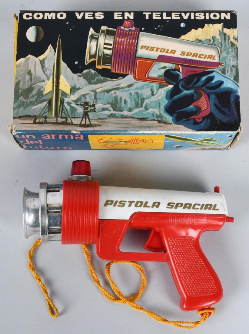 BATTERY OP SPACE GUN Made in SPAIN w/ BOX: Pistola Spacial battery operated Space Gun. Boxed. 8" Excellent