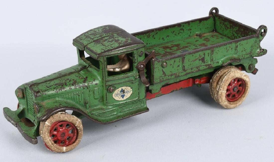 1930'S ARCADE CAST IRON INTERNATIONAL DUMP TRUCK (1 of 6)