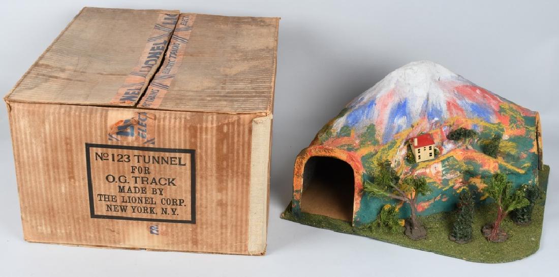 LIONEL PREWAR O GAUGE 123 TUNNEL W/BOX: Lionel Prewar O Gauge 123 Tunnel with Box. Tunnel is near mint in box. Does not appear to be ever used. Comes with original box and insert. Near Mint