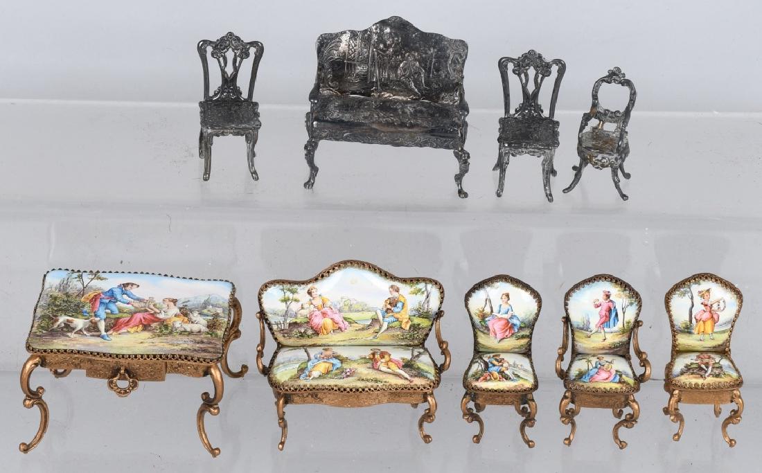 NICE GROUPING OF DOLL FURNITURE (1 of 5)