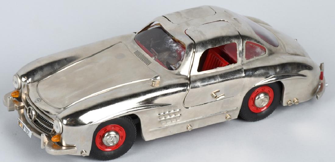 MARKLIN CLOCKWORK 1952 MERCEDES BENZ GULLWING: Modern Marklin clockwork 1952 Merceds Benz Gullwing. 13" Near Mint
