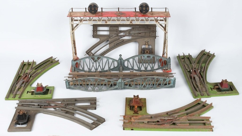 LIONEL PREWAR SIGNAL BRIDGE, SWITCHES, & BRIDGE (1 of 4)