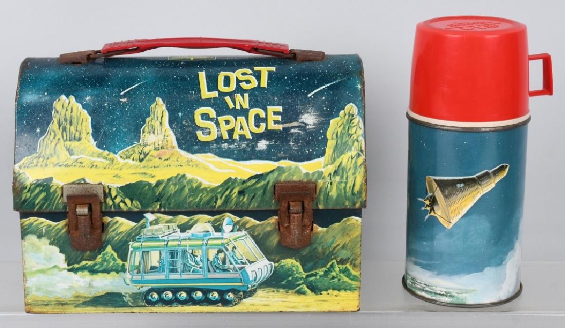 1967 LOST IN SPACE DOME TOP LUNCH BOX & THERMOS: All original with some wear. Comes with clean original Thermos. Very Good