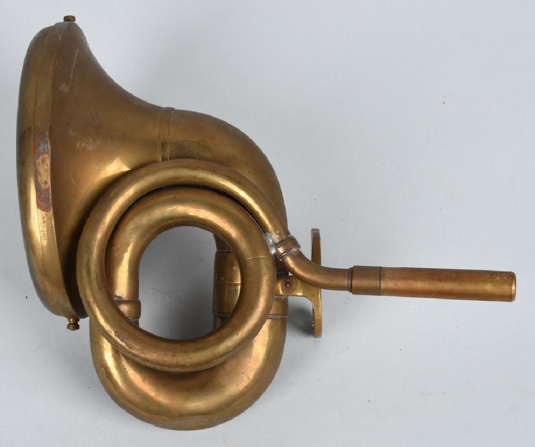 NONPAREIL BRASS AUTOMOTIVE HORN (1 of 4)