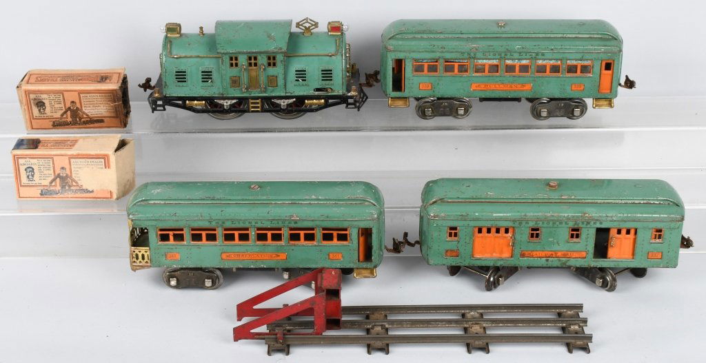 LIONEL STANDARD GA #10 ENGINE & 3 CARS (1 of 8)