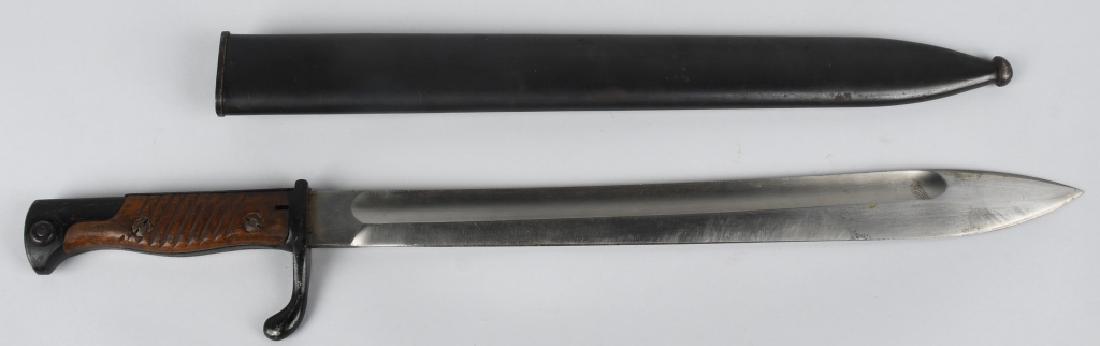 WWI IMPERIAL GERMAN S 98/05 nA COMBAT BAYONET 1917: Second pattern model 1898/05 bayonet, with the flash guard along the back of its grips introduced in 1915, known as the S 98/05 nA ("Seitengewehr 98/05 neuer Art," or, Bayonet ‘98/’05 new Pattern)