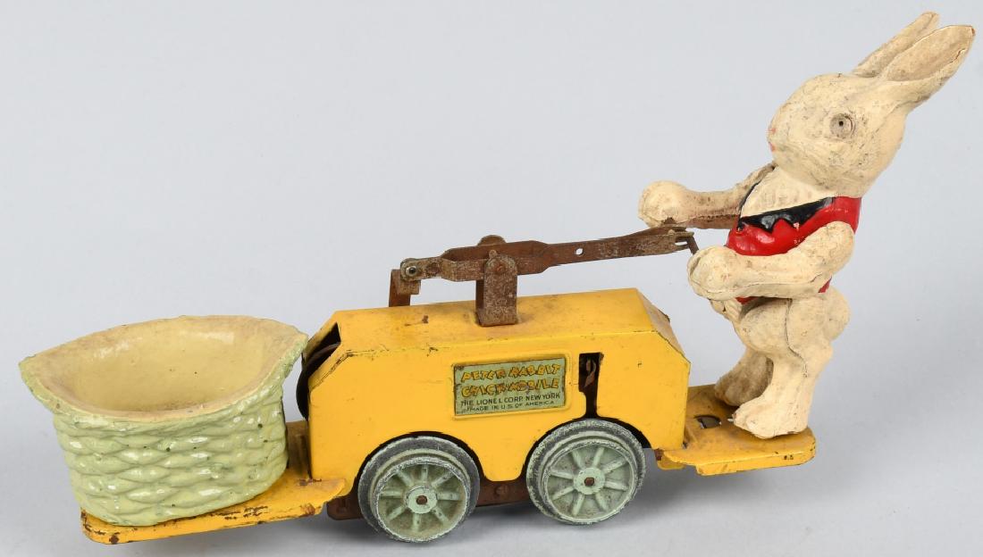 LIONEL PETER RABBIT CHICKMOBILE: Lionel Handcar with Peter rabbit. All original. Not working. 10" Very Good