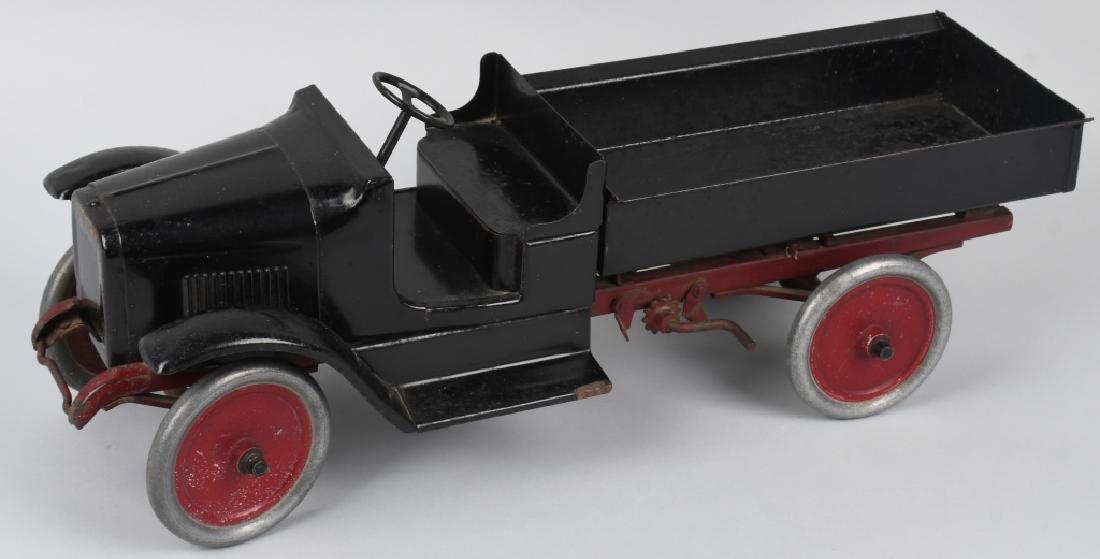BUDDY L 1920's pressed steel CHAIN DUMP TRUCK: Original paint truck that has some touch up, especially in the bed. Grill decal is original,but floor decal is a replacement. A nice looking truck. 24" very Good