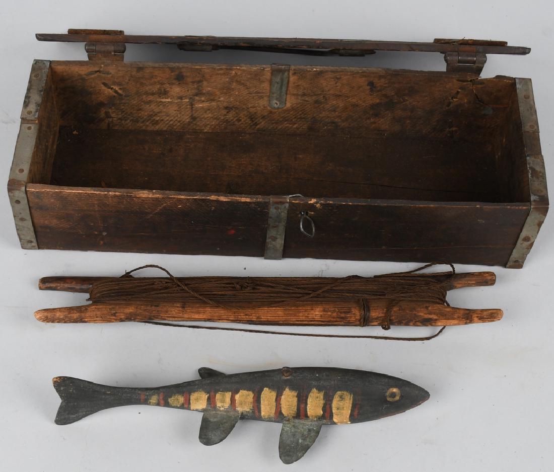 ICE SPEAR FISHING JIG DECOY HOME MADE BOX: Hand carved, painted fish with loop on top. Comes in antique Kraft cheese box with wire handle and clasp. Also includes thin cotton string wound around a piece of carved wood. Antique, home-made ice f