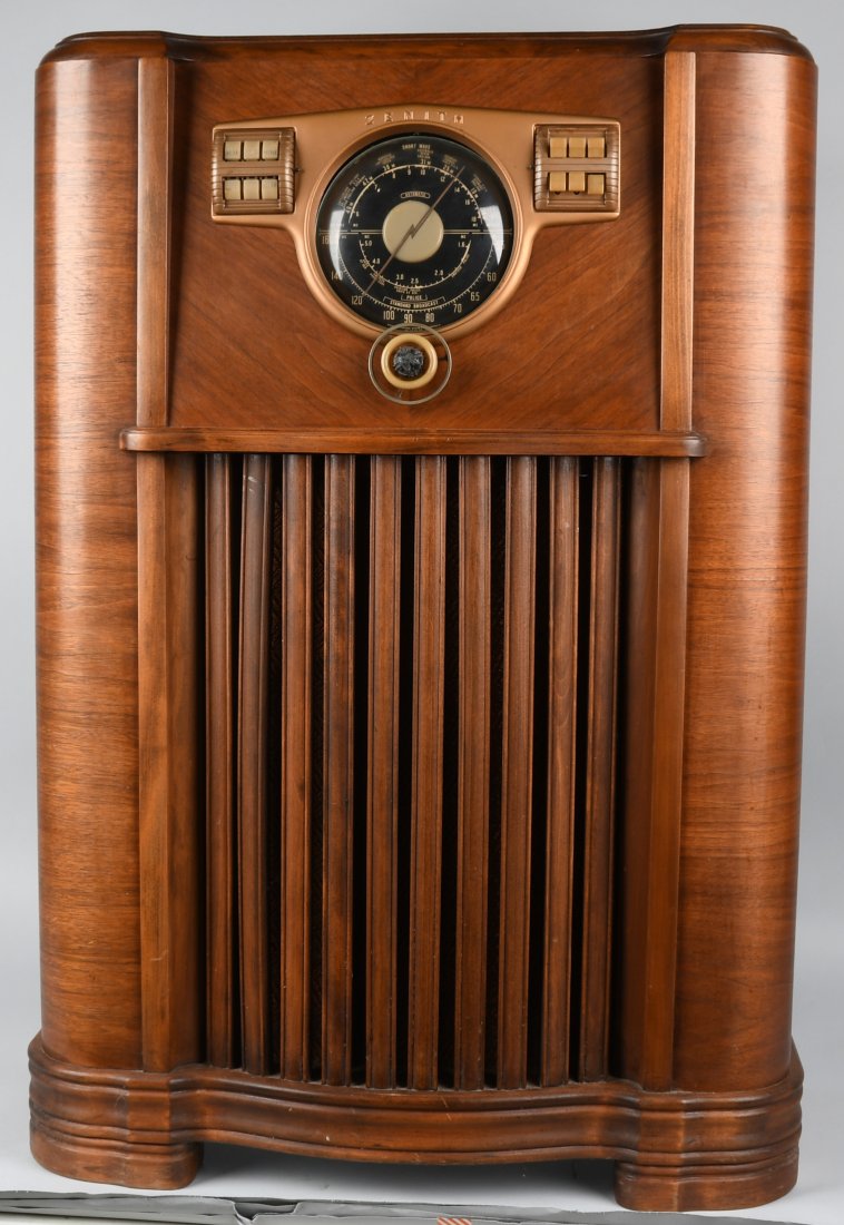 ZENITH 1941 CONSOLE SHORT WAVE POLICE BAND RADIO: The case is in outstanding condition and displays very well. It measures 27\" by 13\" by 41\". Did not work when plugged in. Serial number A183165. Very Good-Excellent