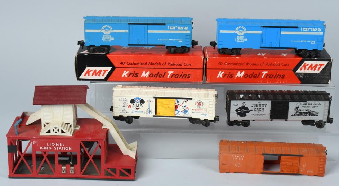 LIONEL O-GAUGE ICING STATION & 5 FREIGHT CARS: Icing station is mostly complete and is untested. Figure is missing arms. Also included are 2 Kris Model Trains Israel box cars with boxes, a 1971 TCA Disneyland box car, a 1976 Johnny Cash tribute bo