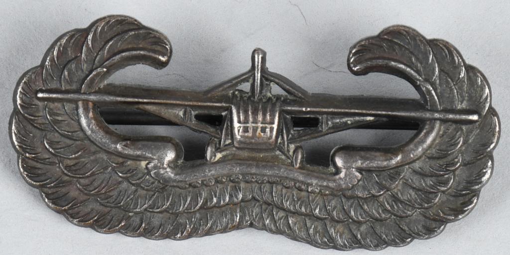 WWII US ARMY GLIDER ASSAULT WINGS ENGLISH MADE: Original British made WWII glider rider wings. Fantastic WWII Glider wings are not maker marked. Has the typical English pattern pin and catch. Wings measure 1 1/2 inches wide.