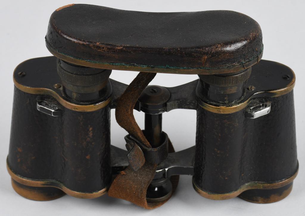 WWI IMPERIAL GERMAN BINOCULARS BY C.P. GOERZ: A good quality pair of binoculars in full working order & good condition for age. The binoculars are dated 1916 with clean optics and having the artillery grid to the inside. Very Good. Although pract
