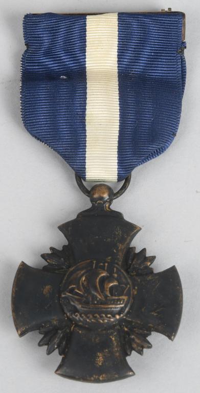 WWII US NAVY CROSS MEDAL BLACK WIDOW STYLE: WWII era US Navy Cross medal. The second highest Navy and Marine Corps award for valor, second only to the Medal of Honor. This is a wartime original example with full wrap brooch and distinctive dark