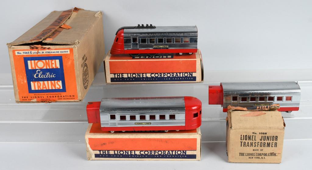 BOXED PRE-WAR LIONEL No.1065E JR. STREAMLINE SET: This is a pre-war junior streamliner set that consists of the No. 1700 power unit, a 1701 Coach and the 1702 observation car. This is the red and chrome paint scheme. Included is the original numbered