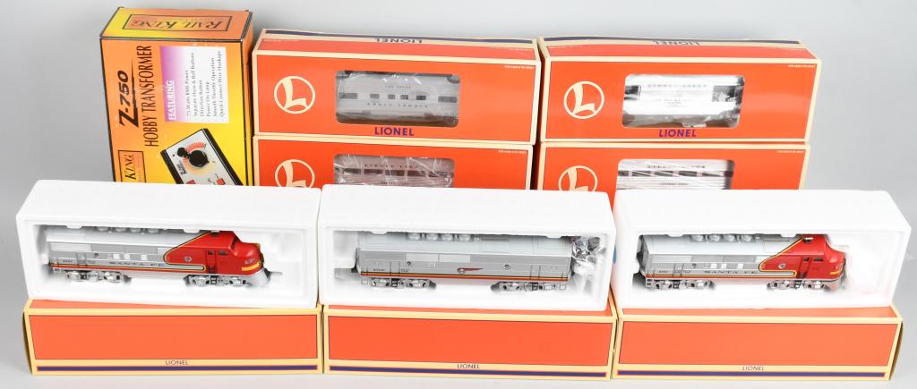 LIONEL SANTA FE ABA W/ 2500 SERIES ALUMINUM CARS: No set box but each piece is as new in their individual boxes. Set includes the Santa-Fe double power units and dummy along with four aluminum cars to include the 2530 Baggage, 2531 Observation, 2532 