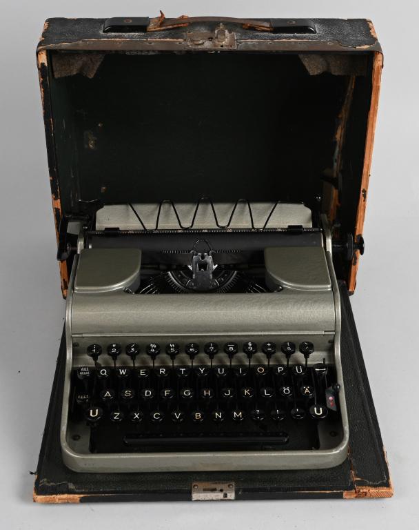 WWII NAZI GERMAN RARE SS TYPEWRITER IN CASE: German WWII Schutzstaffel (SS) typewriter! The typewriter seems functional looks to be in near excellent condition. On the numeral 5 key is the ?? or double Sig runes. This Typewriter comes complete w