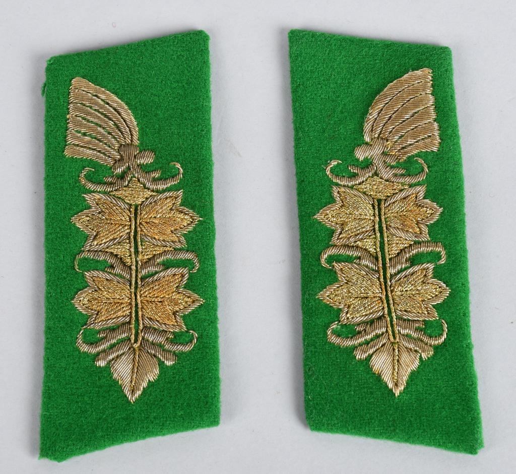 WWII NAZI GERMAN GENERAL DER POLIZEI COLLAR TABS: General der Polizei collar tabs with a green wool base and hand embroidered Arabesque style "Larisch" pattern ornamentation in gilt bullion wire threads. The Larisch pattern ornamentation consists of