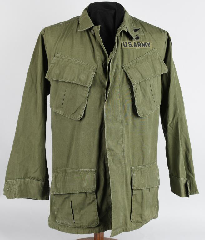 VIETNAM US 101st AIRBORNE JUNGLE JACKET: Vietnam War era US 1969 dated 3rd pattern jungle jacket, size Small Regular. Has 101st Airborne patch on left shoulder, branch tape, and Air Assault and Aviator wings badges on the left chest. Shows l