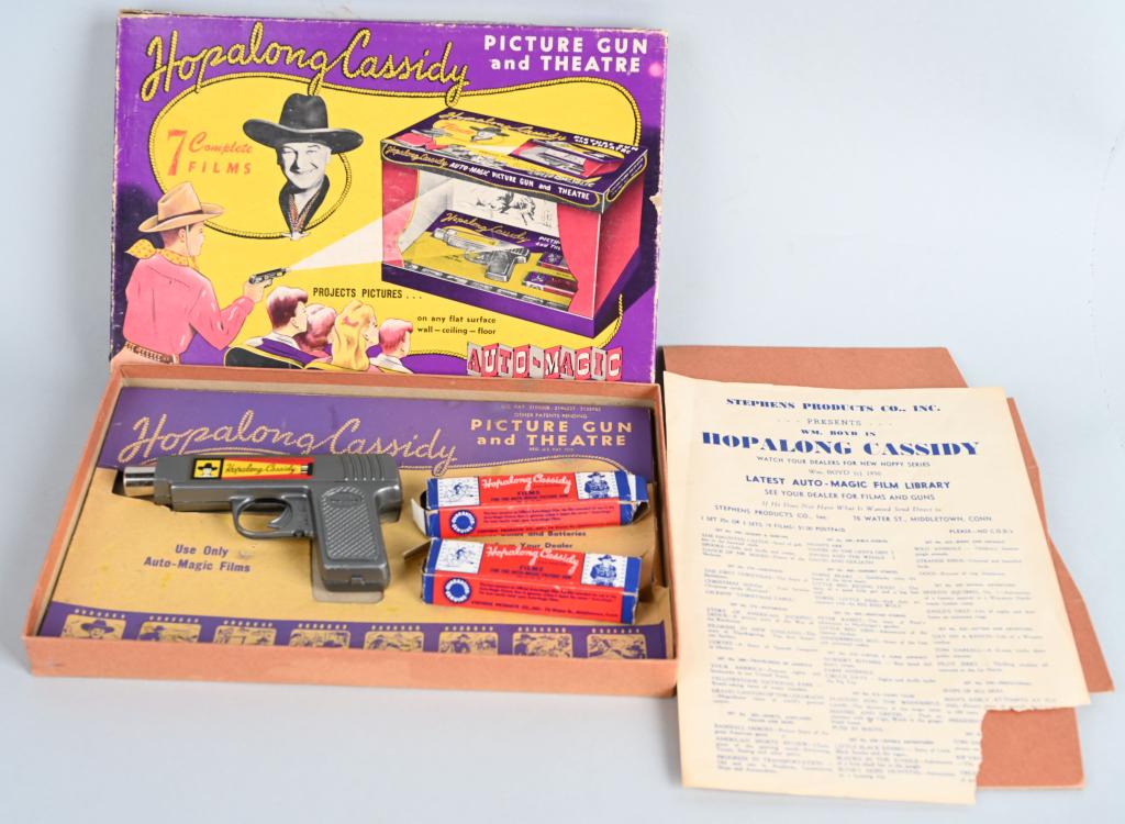 HOPALONG CASSIDY PICTURE GUN & THEATRE: All originbal and complete. Boxed. 12" Excellent
