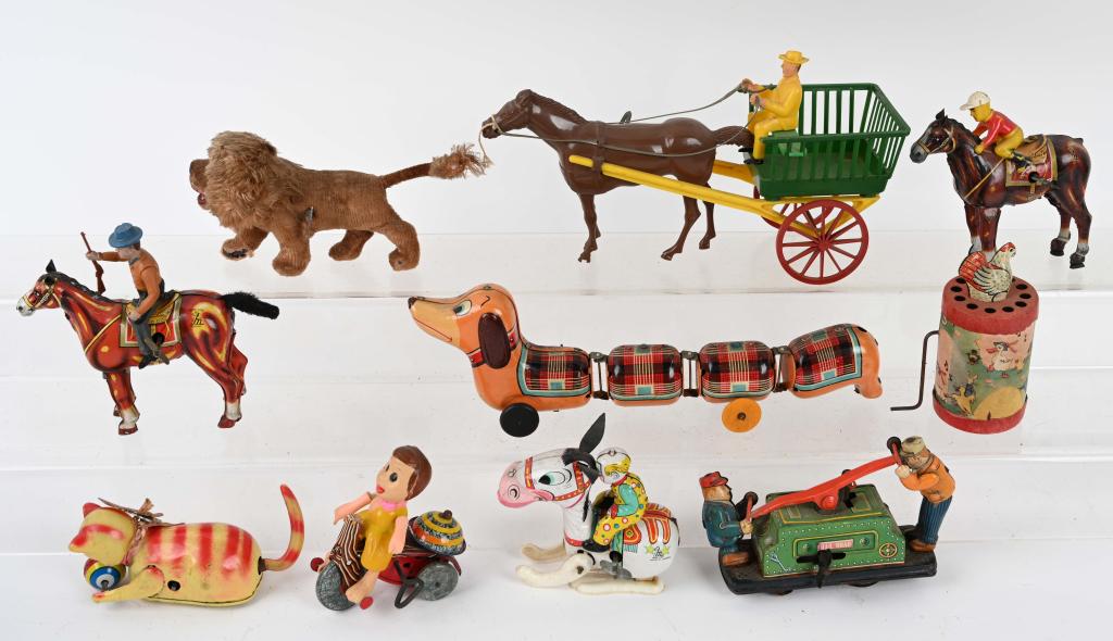 10-VINTAGE windup TOYS: Lot of 10 tin windup toys. As-Is