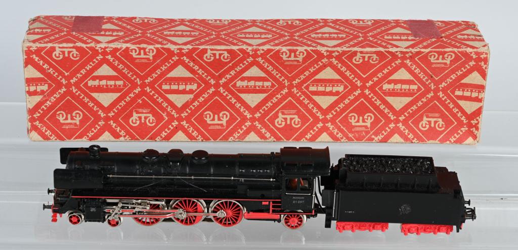 MARKLIN #3026 F800 ENGINE & TENDER w/ BOX: Marklin HO #3026 F800 Engine & Tender. Line new in Box