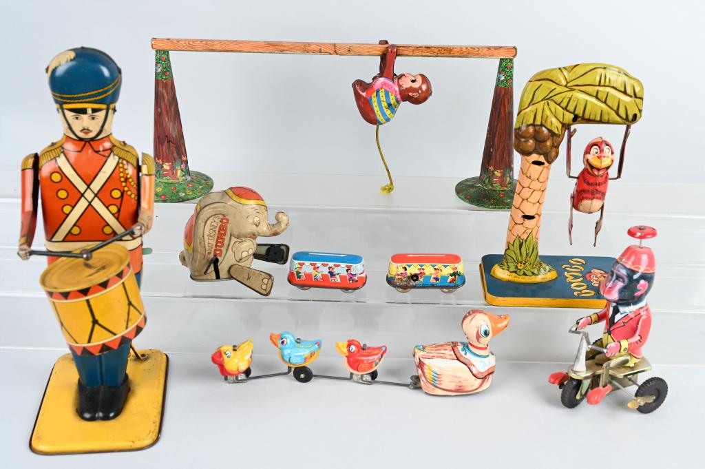 VINTAGE TIN TOY LOT: Lot includes several tin windup toys, most of which do not work. Included are 1941 Marx dumbo, Unique Art Bombo Monkey, Wolverine Drum Major, Japan TPS Ducks and more. Bombo and the Ducks work, the ot
