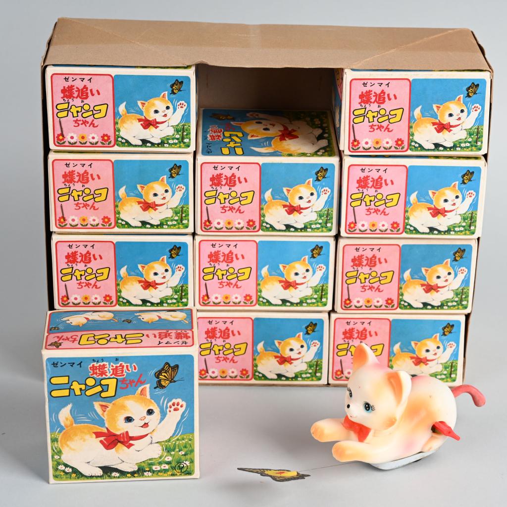 12 RED CHINA WINDUP CATS & BUTTERFLY MIB W/ CASE: New Old Stock Factory Case of 12 windup Cat & Butterfly toys. All never played with in boxes. 4" Excellent