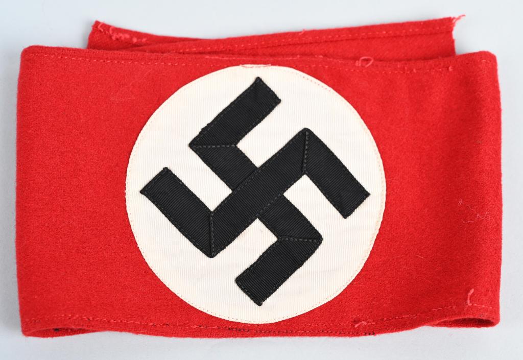 WII NAZI GERMAN SS MEMBER'S ARMBAND 21/37: Nice quality roughly 12cm tall 42cm long,multi-piece construction armband features a red wool, base field with a roughly, 9cm diameter, central, vertically ribbed, white rayon, circular field with a c