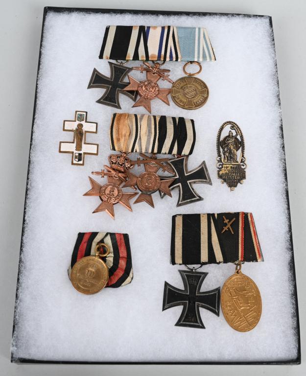 WW1 IMPERIAL GERMAN BAVARIA MEDAL LOT EKII BARS: A vertically oval die struck alloy award with a gilt wash. The obverse of the award features an embossed vertically oval laurel leaf wreath encompassing a central, embossed, unfurled flag and four upw