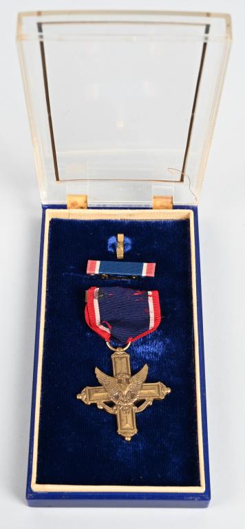 WWII US ARMY WRAPPED BROOCH DSC W/ RIBBON WW2: WWII US Army wrapped brooch Distinguished Service Cross DSC medal. Medal is not numbered but is in excellent condition. Medal is housed in the incorrect clear untitled box from the 1950's This medal i
