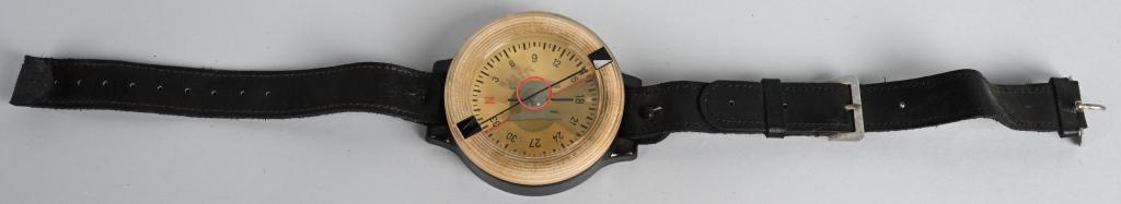 WWII NAZI GERMAN FLIGHT AK39-1 WRIST COMPASS WW2: Roughly, 62mm diameter and 22mm thick, molded, black and clear Bakelite construction, clear, liquid filled, AK39 wrist compass with a blackened leather wrist strap and alloy fittings. The compass has 