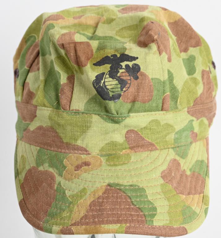 KOREAN WAR USMC MARINE FROGSKIN CAMOUFLAGE CAP: World War II HBT reversible camouflage "Frogskin" pattern utility cap. These were not an issue item during the war, but many were custom tailored by Marines and were particularly popular among Paramar