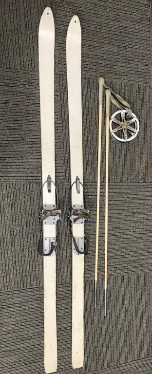 WWII US ARMY SNOW SKIES 6 FT 9IN By ARTEK W/ POLES: WWII 10th Mountain Division 1941 Pair of Wooden US Army Snow Skis in Excellent Condition. Embossed ARTEK PASCOE INC. NEW YORK. All Original Vintage Pair of WWII Snow Skis with original painted white f