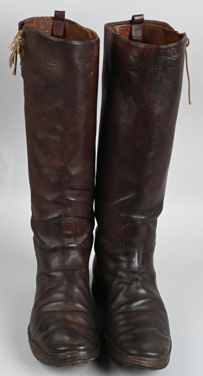 WW1 US / BRITISH OFFICER'S HIGH TOP HOBNAIL BOOTS: WW1 US Officer's brown knee top leather boots with period applied German hobnails to the bottom of the soles. Boots are still in excellent condition and are roughly a size 11 with leather being solid 