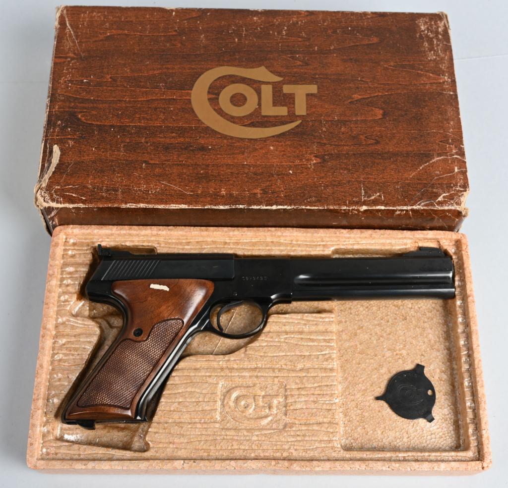 BOXED COLT WOODSMAN TARGET PISTOL: SERIAL 087943S. BARREL 6". CALIBER .22 LONG RIFLE. MADE IN 1975. Considered one of the finest, most accurate and most comfortable .22 target pistols ever made, that is why it is an iconic American pis
