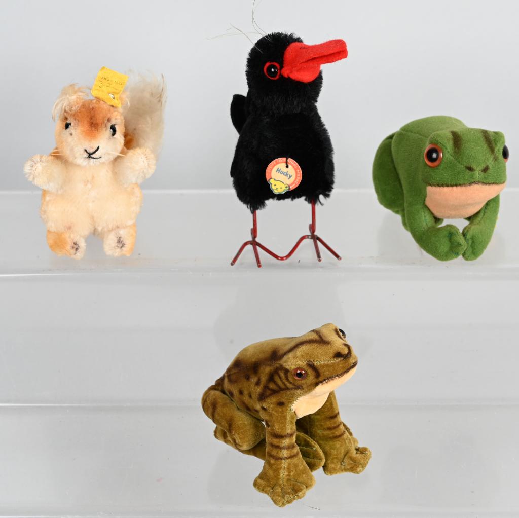 VINTAGE STEIFF FROGS, CROW, & SQUIRREL: Nice lot of vintage Steiff. Largest 4" Excelelnt