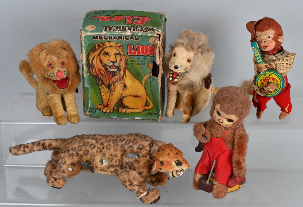 LOT OF VINTAGE WINDUP TOYS: Includes Lion with Box, Leopard, Monkeys, and More. All working. Largest 10" Very Good