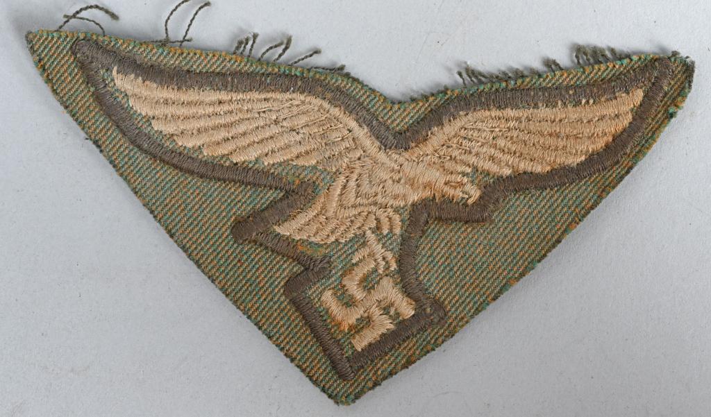 WWII NAZI GERMAN LUFTWAFFE PARATROOPER EAGLE WW2: WWII Nazi German EM/NCO'S Camouflage Uniform Breast Eagle Hoheitsabzeichen für Tarnungs Anzug. Machine embroidered, second pattern, (Circa 1936/1937-1945), Luftwaffe eagle, clutching a canted swastik