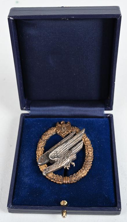 REPRO WWII NAZI GERMAN ARMY PARATROOPER BADGE: REPRO WWII NAZI GERMAN Heer Fallschirmjäger named badge cased. Excellent quality reproduction of an extremely rare paratrooper badge. (Heer Fallschirmschützenabzeichen). Second Pattern. Oval badge c