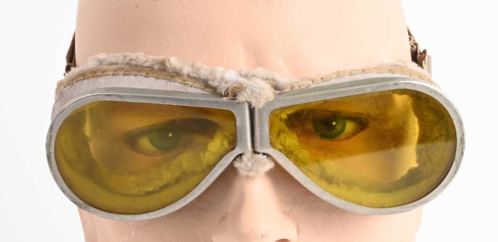 WWII US RESISTALL GOGGLES FOR DESPATCH RIDER TANKS: It is a set of Resistal M-1938 goggles as used by early war Tank Crews and Aviator’s in mint condition. Headband still retains it's elasticity