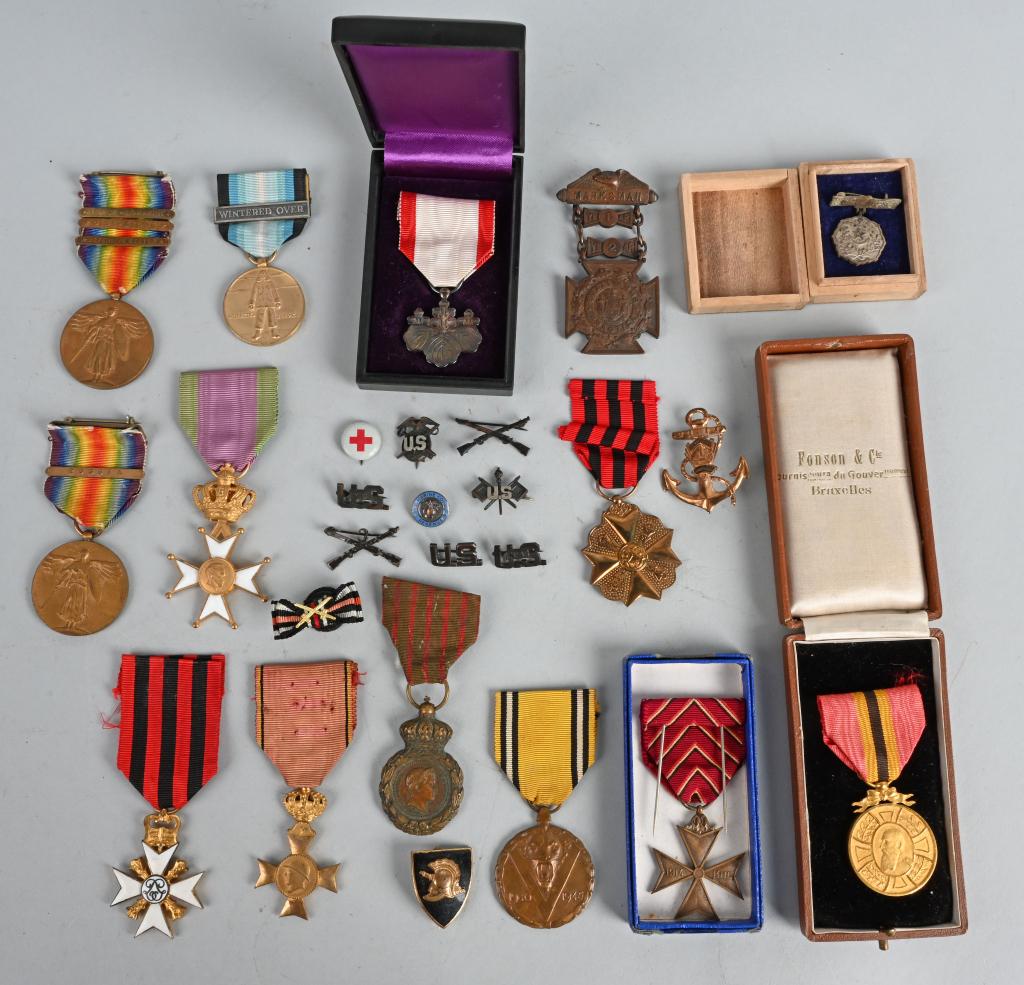 WW1 & WWII US & BELGIAN JAP MILITARY MEDAL LOT 20: A group of WW1 & WWII medals to include 1) Belgian Civil Decoration For Long Service 35 Years. 2) Belgian Cross for the Veterans from Leopold III. 3) Belgian Civil Decoration For Long Service 25 Years