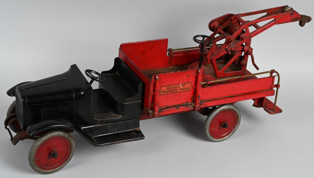 BUDDY L PRESSED STEEL WRECKER TRUCK: Nice original Buddy L Wrecker. Factory paint is still in very nice condition. Original decals are in decent shape. Shows normal wear for its age. Diecast gears in boom are broken as normal on these tr
