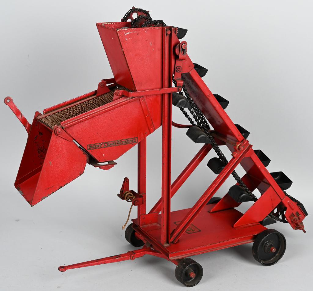 BUDDY L PRESSED SAND SCREENER: Original Buddy L Sand Screener. Nice original paint and decals. A hard to find Buddy L. 28" Excellent