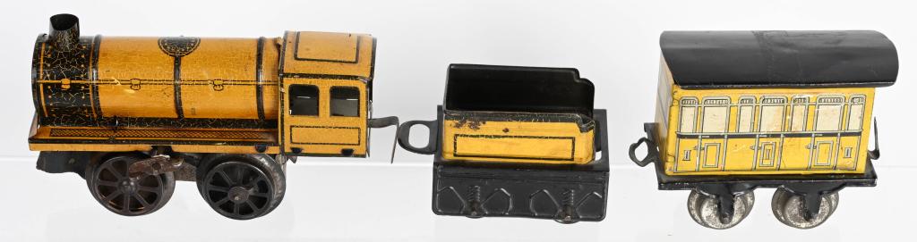 KARK BUB 0 GA CLOCKWORK 3 PIECE TRAIN SET: Karl Bub O gauge clockwork 3 piece Train Set. Includes Engine and Tender with Passenger Car. Working and in nice condition. Engine has bellows to make sound. 12" Excellent