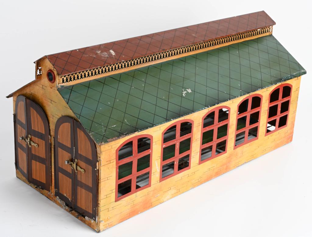 1910 MARKLIN 1 GA. 2 STALL LOCOMOTIVE SHED: Wonderful original circa 1910 Marklin 1 gauge 2 Stall Locomotive Shed. Complete with all 8 doors and latches. Still has very nice original paint. 29"x14" Excellent