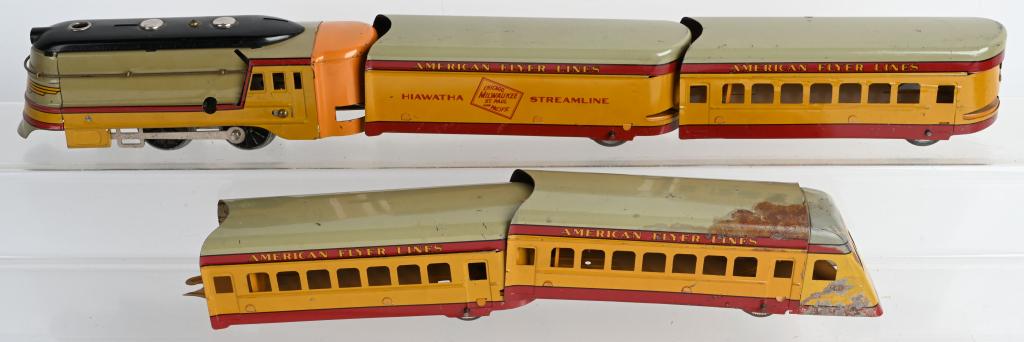 AMERICAN FLYER O GA HIAWATHA TRAIN SET: American Flyer O gauge Hiawatha Train Set. Includes Engine with 4 cars. All original. One car has wear on the roof. Very Good