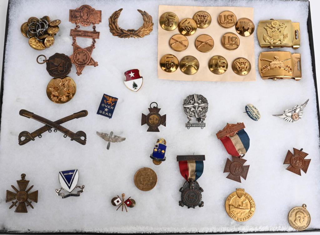 CIVIL WAR WW1 WWII KOREAN WAR MEDAL INSIGNIA LOT: Large lot of Civil War, GAR, WW1, WWII and Korean Conflict insignia including buttons, belt buckles, Air Crew Wings, Gar medals and Civil War Cavalry hat badge missing prongs. Very Good to Excellent